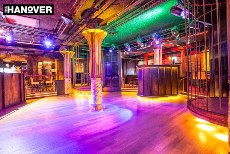 All the decorative paint effects and specialist decorating consisting of various distressed paint finishes and distressed metallic wall and column effects were carried out by Devlin In Design.